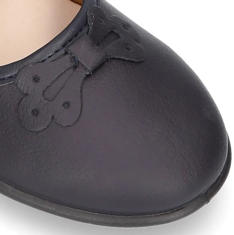 Zapato colegial tipo Mercedita con cierre adherente y lazo en piel lavable para niñas.