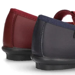 Zapato colegial tipo Mercedita con cierre adherente con lazo en piel lavable para niñas.