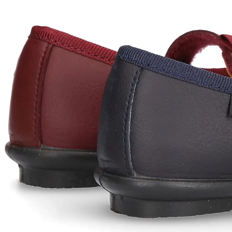 Zapato colegial tipo Mercedita con cierre adherente con lazo en piel lavable para niñas.