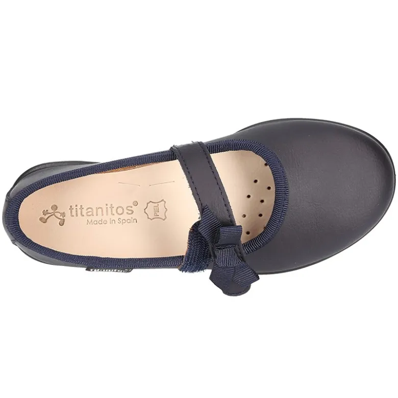 Zapato colegial tipo Mercedita con cierre adherente con lazo en piel lavable para niñas.