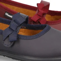 Zapato colegial tipo Mercedita con cierre adherente con lazo en piel lavable para niñas.