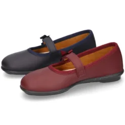 Zapato colegial tipo Mercedita con cierre adherente con lazo en piel lavable para niñas.
