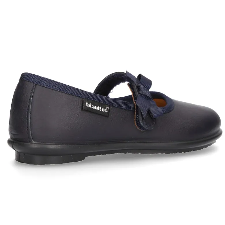 Zapato colegial tipo Mercedita con cierre adherente con lazo en piel lavable para niñas.