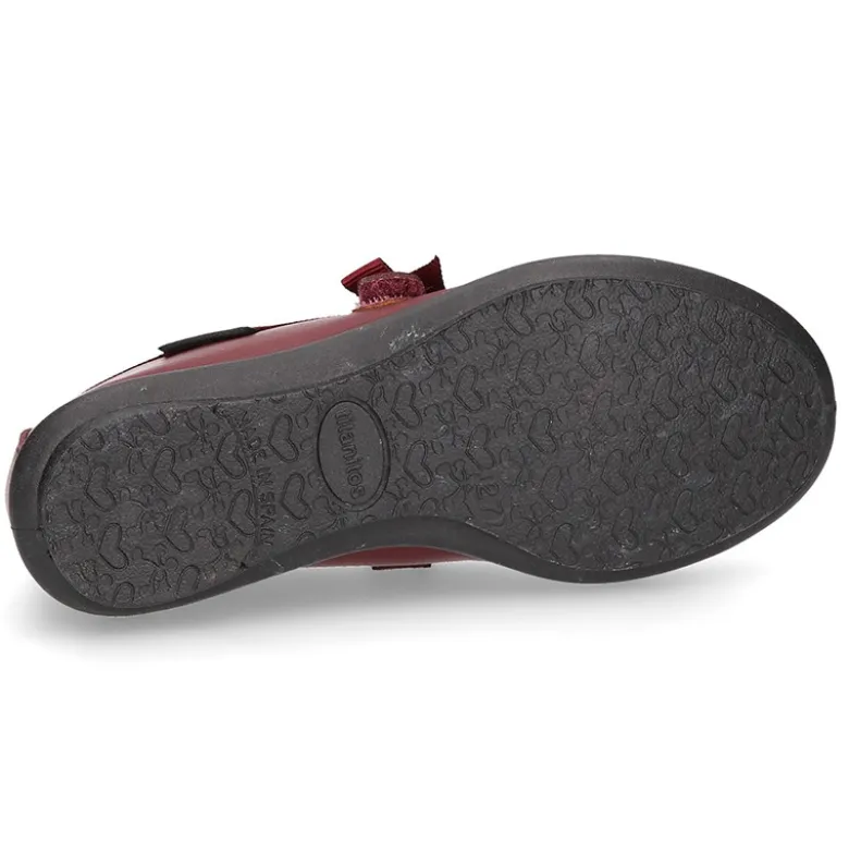 Zapato colegial tipo Mercedita con cierre adherente con lazo en piel lavable para niñas.