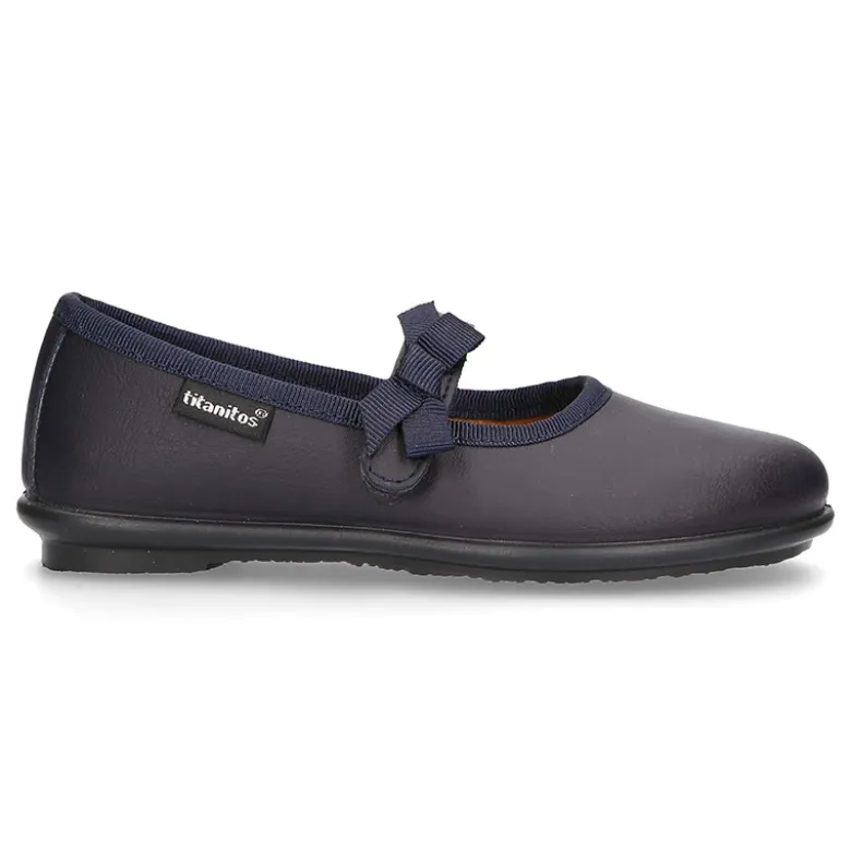 Zapato colegial tipo Mercedita con cierre adherente con lazo en piel lavable para niñas.