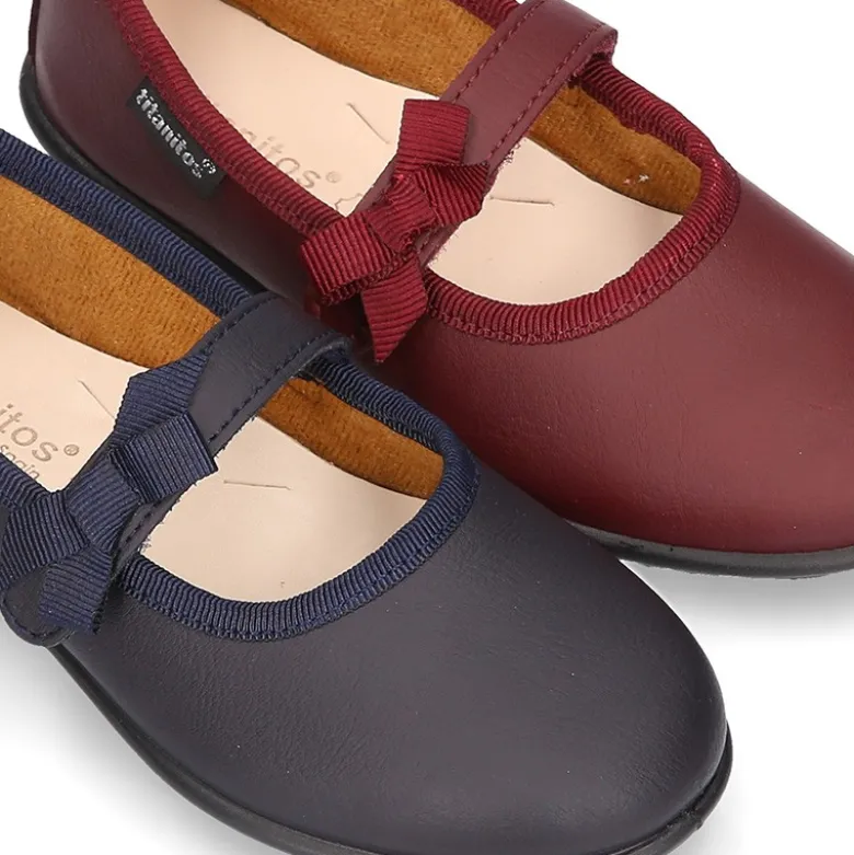 Zapato colegial tipo Mercedita con cierre adherente con lazo en piel lavable para niñas.