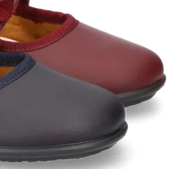 Zapato colegial tipo Mercedita con cierre adherente con lazo en piel lavable para niñas.