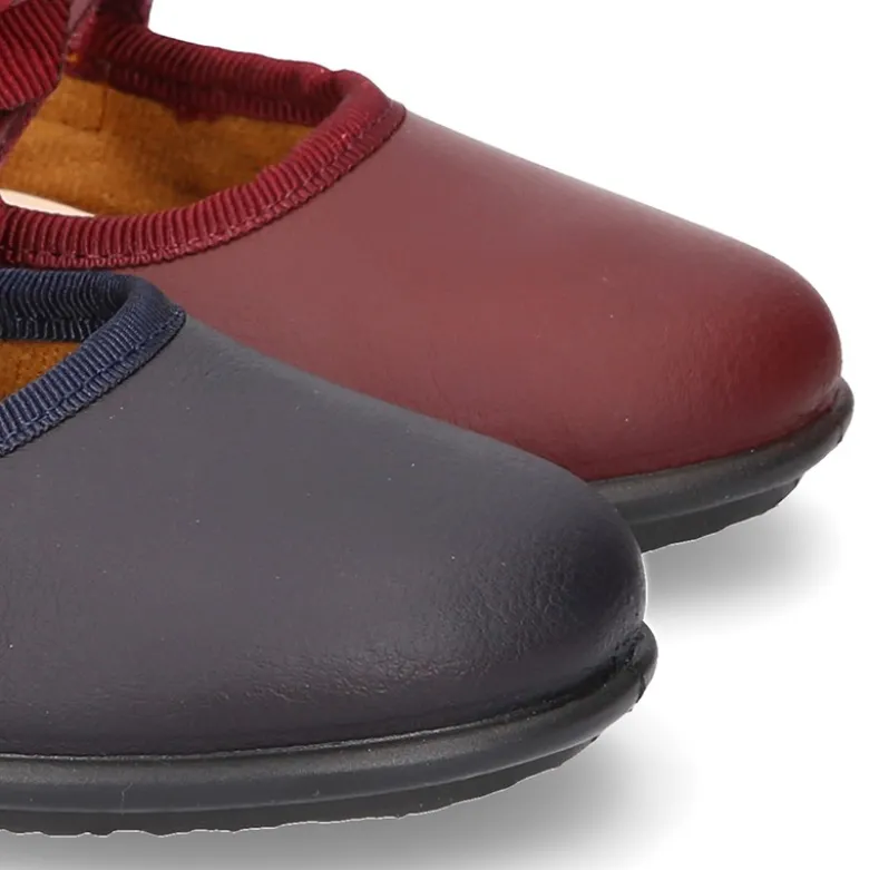 Zapato colegial tipo Mercedita con cierre adherente con lazo en piel lavable para niñas.