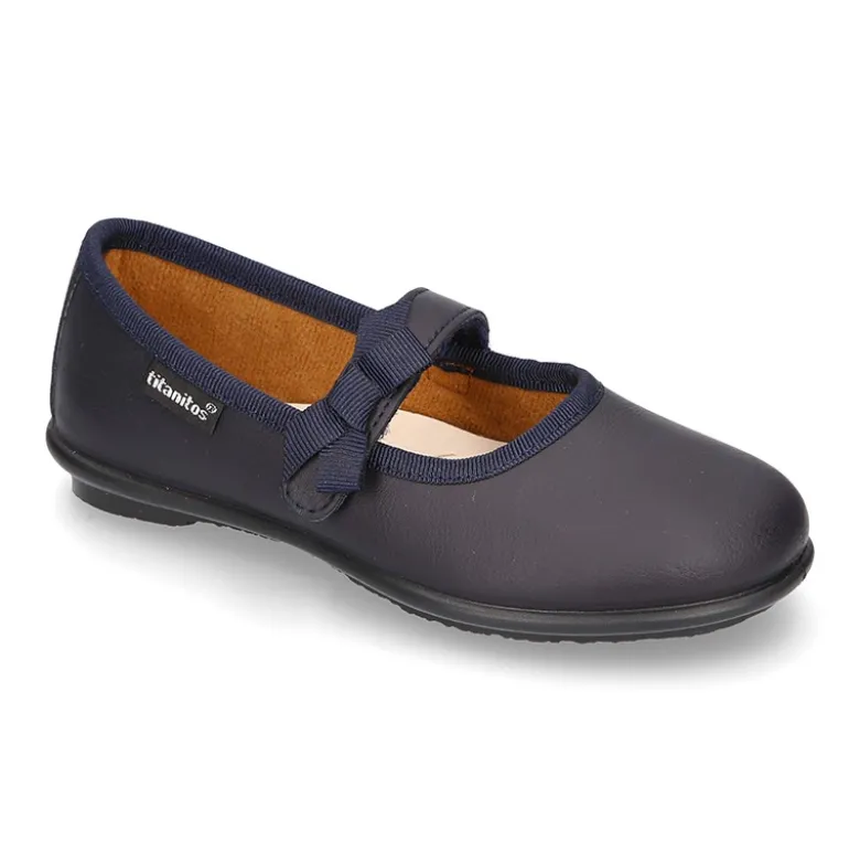 Zapato colegial tipo Mercedita con cierre adherente con lazo en piel lavable para niñas.