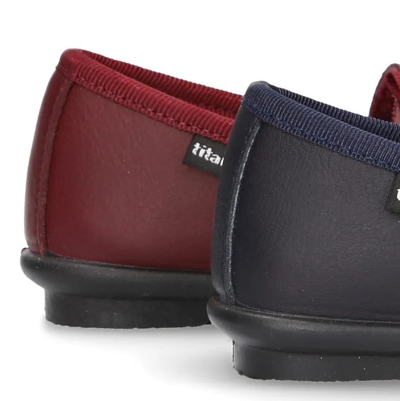 Zapato colegial tipo Mercedita con cierre adherente con lazo en piel lavable para niñas.