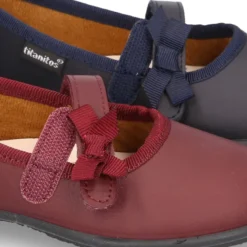 Zapato colegial tipo Mercedita con cierre adherente con lazo en piel lavable para niñas.