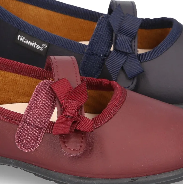 Zapato colegial tipo Mercedita con cierre adherente con lazo en piel lavable para niñas.