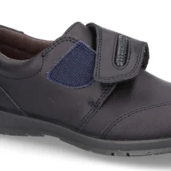 Zapato colegio sin cordones y con puntera en piel lavable.