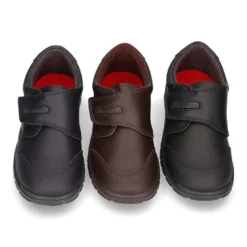 Zapato colegio sin cordones y con puntera en piel lavable.