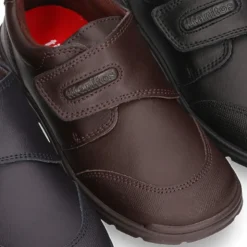 Zapato colegio sin cordones y con puntera en piel lavable.