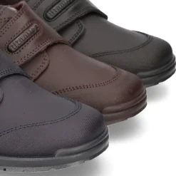 Zapato colegio sin cordones y con puntera en piel lavable.