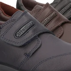 Zapato colegio sin cordones y con puntera en piel lavable.