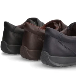 Zapato colegio sin cordones y con puntera en piel lavable.