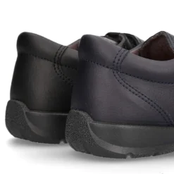 Zapato colegio tipo Blucher sin cordones en piel lavable.