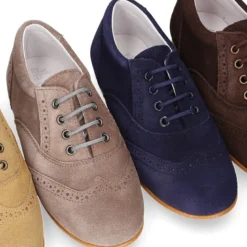 Zapato de vestir tipo blucher con picados en PIEL serraje.