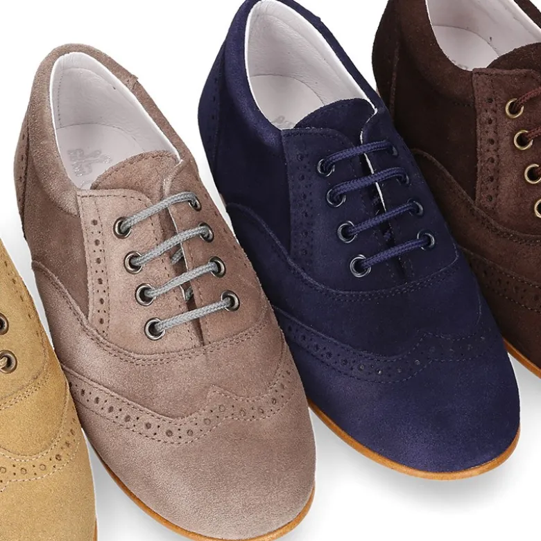 Zapato de vestir tipo blucher con picados en PIEL serraje.