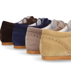 Zapato de vestir tipo blucher con picados en PIEL serraje.