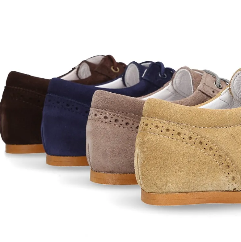 Zapato de vestir tipo blucher con picados en PIEL serraje.