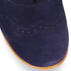 Zapato de vestir tipo blucher con picados en PIEL serraje.