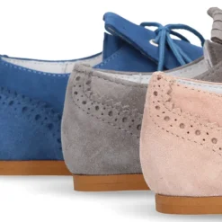 Zapato de vestir tipo BLUCHER con picados y lengüeta con FLECOS en piel serraje.
