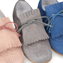 Zapato de vestir tipo BLUCHER con picados y lengüeta con FLECOS en piel serraje.