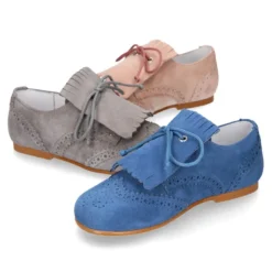 Zapato de vestir tipo BLUCHER con picados y lengüeta con FLECOS en piel serraje.