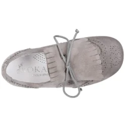 Zapato de vestir tipo BLUCHER con picados y lengüeta con FLECOS en piel serraje.