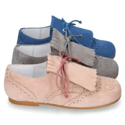 Zapato de vestir tipo BLUCHER con picados y lengüeta con FLECOS en piel serraje.