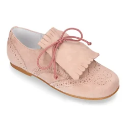 Zapato de vestir tipo BLUCHER con picados y lengüeta con FLECOS en piel serraje.