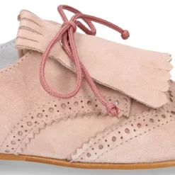 Zapato de vestir tipo BLUCHER con picados y lengüeta con FLECOS en piel serraje.