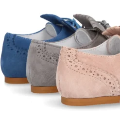 Zapato de vestir tipo BLUCHER con picados y lengüeta con FLECOS en piel serraje.