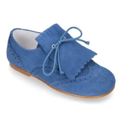 Zapato de vestir tipo BLUCHER con picados y lengüeta con FLECOS en piel serraje.