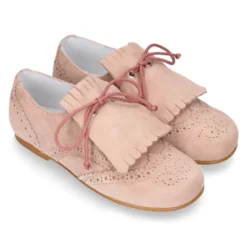 Zapato de vestir tipo BLUCHER con picados y lengüeta con FLECOS en piel serraje.