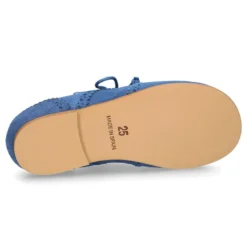 Zapato de vestir tipo BLUCHER con picados y lengüeta con FLECOS en piel serraje.