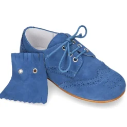 Zapato de vestir tipo BLUCHER con picados y lengüeta con FLECOS en piel serraje.