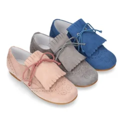 Zapato de vestir tipo BLUCHER con picados y lengüeta con FLECOS en piel serraje.