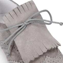 Zapato de vestir tipo BLUCHER con picados y lengüeta con FLECOS en piel serraje.