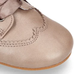 Zapato Niña tipo Blucher estilizado en piel LAMINADA COBRE.