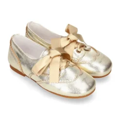 Zapato Niña tipo Blucher estilizado en piel LAMINADA.