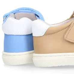 Zapato niño ASANDALIADO con tiras tipo zapatilla con cierre adherente en piel.