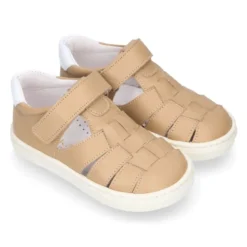 Zapato niño ASANDALIADO con tiras tipo zapatilla con cierre adherente en piel.