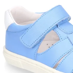Zapato niño ASANDALIADO con tiras tipo zapatilla con cierre adherente en piel.