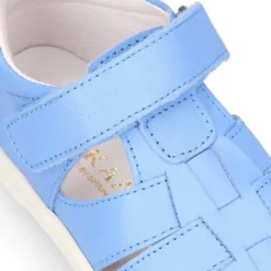 Zapato niño ASANDALIADO con tiras tipo zapatilla con cierre adherente en piel.