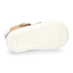 Zapato niño ASANDALIADO con tiras tipo zapatilla con cierre adherente en piel.
