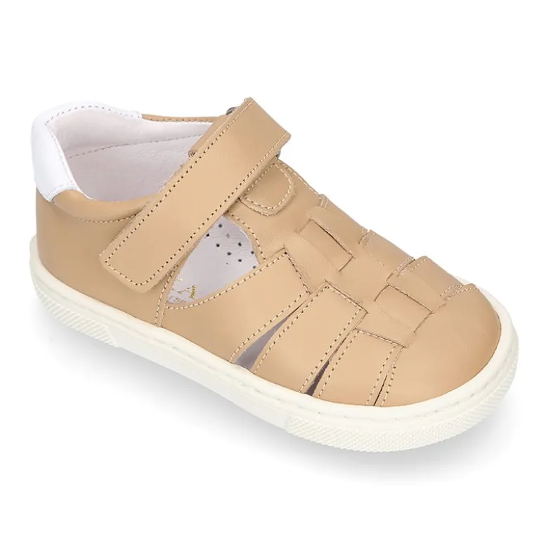 Zapato niño ASANDALIADO con tiras tipo zapatilla con cierre adherente en piel.